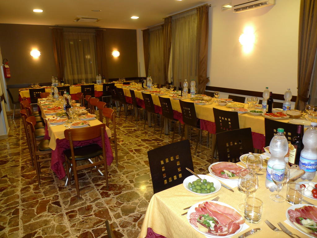 Hotel De Meis Capistrello ภายนอก รูปภาพ
