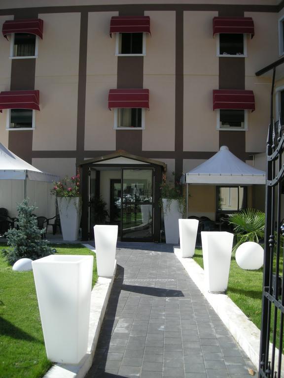 Hotel De Meis Capistrello ภายนอก รูปภาพ