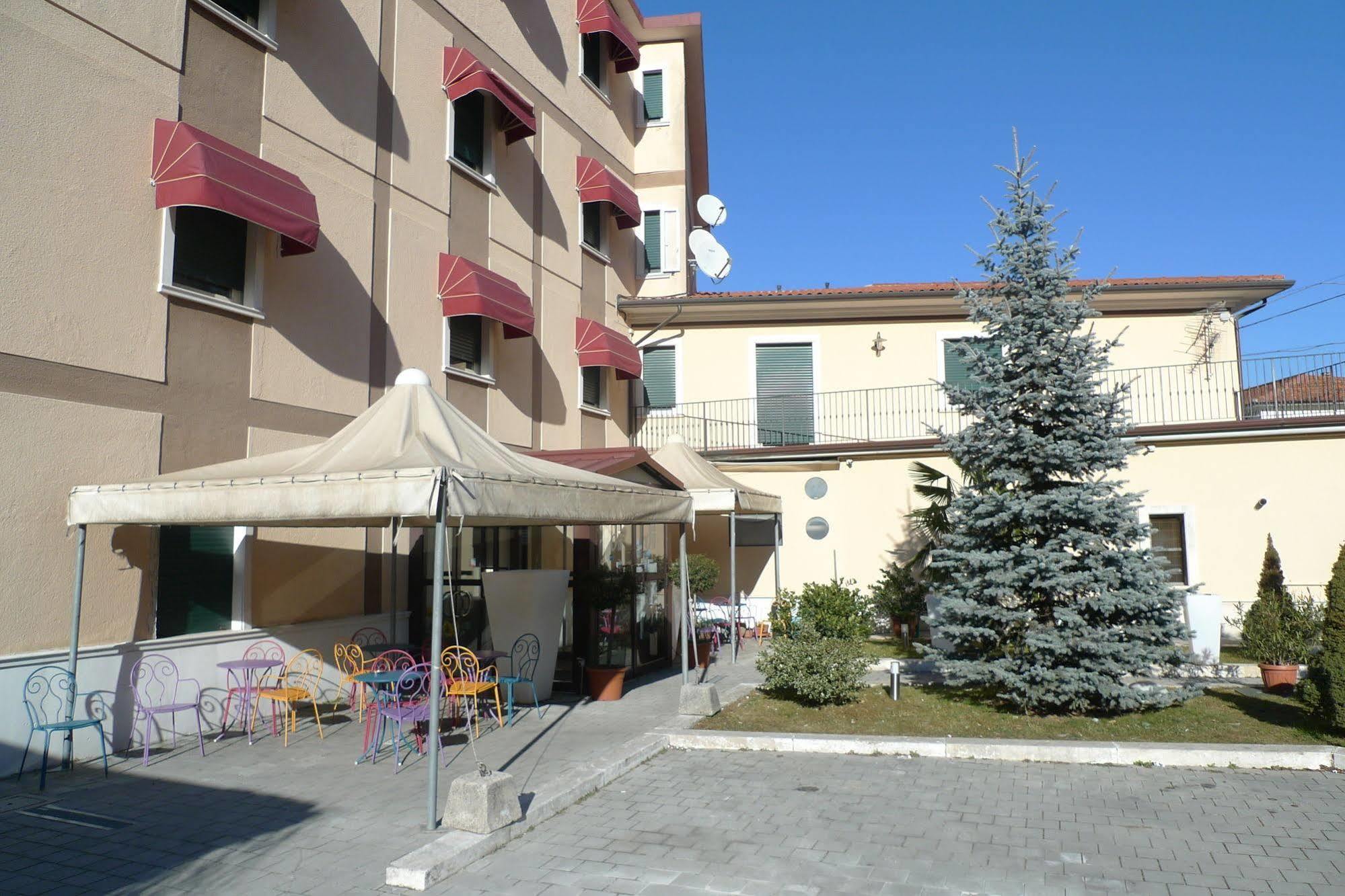 Hotel De Meis Capistrello ภายนอก รูปภาพ
