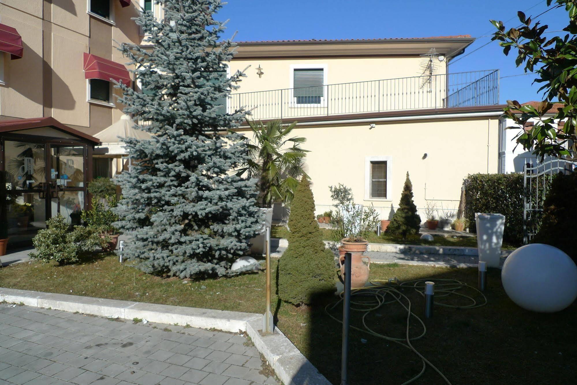 Hotel De Meis Capistrello ภายนอก รูปภาพ
